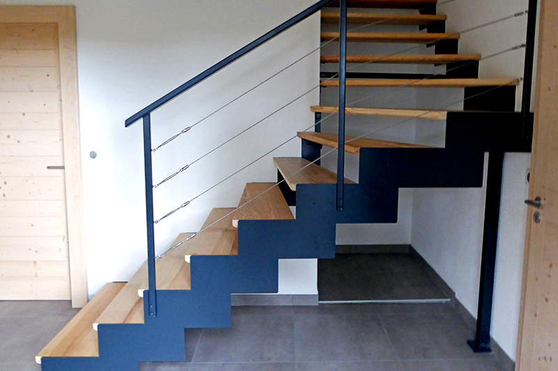 Escalier à crémaillère avec mélange bois métal à Bogève